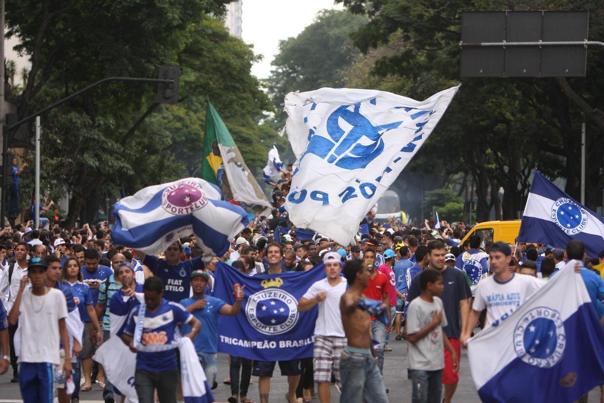 Depois de vencer o Vitria por 3 a 1 no Barrado, em Salvador, na noite de 13 de novembro de 2013, e confirmar o tricampeonato brasileiro, o Cruzeiro desembarcou em Confins numa quinta-feira e foi recebido por milhares de pessoas nas ruas de Belo Horizonte. O elenco desfilou em carro pela Avenida Antnio Carlos, pela Avenida Afonso Pena, no Centro, e foi em direo  sede do Barro Preto. Esta, sem dvida, foi a festa que envolveu o maior nmero de pessoas na capital mineira.