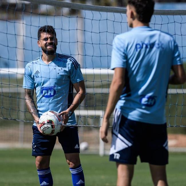 Fotos do treino do Cruzeiro nesta quinta-feira (4), na Toca da Raposa II, em Belo Horizonte. Time celeste enfrentar o Tombense no sbado, s 19h, no Mineiro, pela Srie B.