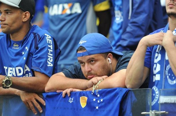 Torcedores choram no Mineiro com derrota e rebaixamento do Cruzeiro
