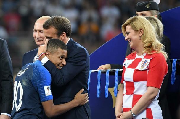 Presidente francês Emmanuel Macron vibra muito com o título francês e depois ainda entrega medalhas e troféu aos campeões; já a presidente croata Kolinda Grabar-Kitarovic deu show de simpatia mesmo com o vice