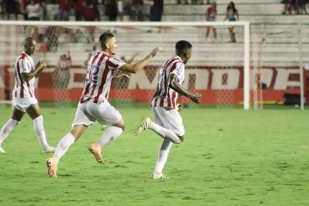Diante do Globo-FC, pela 4ª rodada, o Náutico fez um jogo seguro no primeiro tempo, abrindo a vantagem por dois gols no placar, mas no fim, deixou os potiguares empatarem. Na foto, o autor do primeiro tento dos alvirrubros, o lateral esquerdo Assis