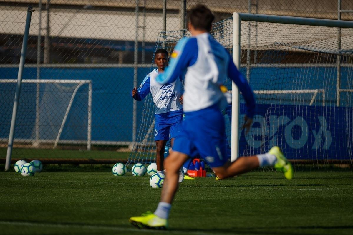 Cruzeiro treinou nesta tera-feira no CT do Grmio, em Porto Alegre, e concluiu a preparao para o duelo com o Internacional, no Beira-Rio, pela semifinal da Copa do Brasil. Time precisa de vitria por dois gols de diferena para ir  final. Se vencer por um gol de vantagem, a deciso ser nos pnaltis. Rogrio Ceni deve escalar o time com Fbio; Edilson, Ded (Fabrcio Bruno), Leo e Dod; Henrique e Robinho; Marquinhos Gabriel, Thiago Neves e David; Pedro Rocha.