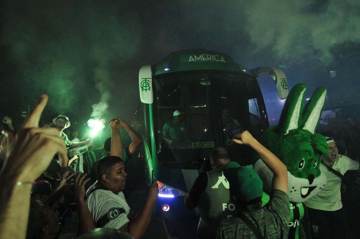 Fotos da torcida do Amrica nos arredores do Independncia, em Belo Horizonte, antes da bola rolar para o jogo contra o So Paulo, nesta quinta-feira (18). Partida valida pela volta das quartas de final da Copa do Brasil. 