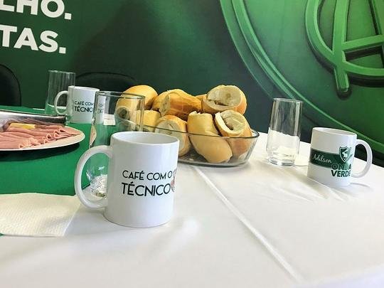 Adilson Batista recebeu grupo de torcedores do Amrica em caf da manh no CT Lanna Drumond