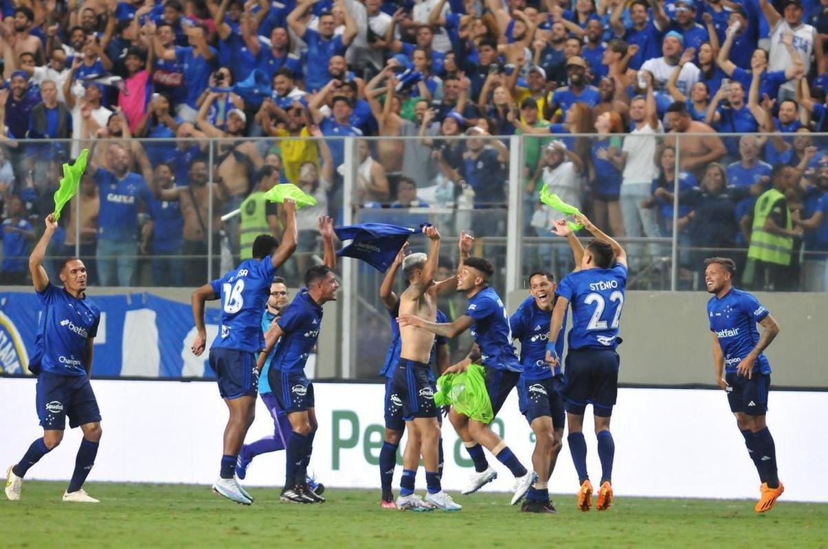 Comemorao de jogadores e torcedores do Cruzeiro pela vitria por 2 a 0 sobre o Nutico, nesta tera-feira (25), no Independncia. Time celeste se classificou s oitavas de final da Copa do Brasil