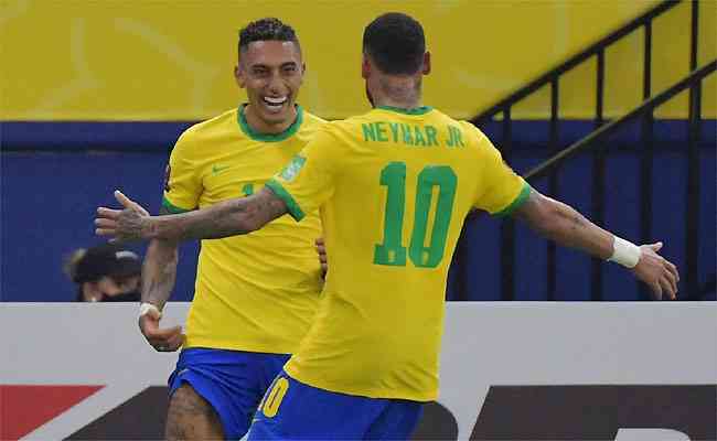 Raphinha e Neymar formaram dupla que deu certo na goleada sobre o Uruguai