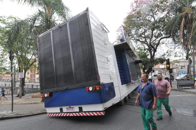 Carreta ficou travada e teve risco de tombar na esquina da Rua Sapuca com a Avenida do Contorno, no bairro Floresta, regio central de BH