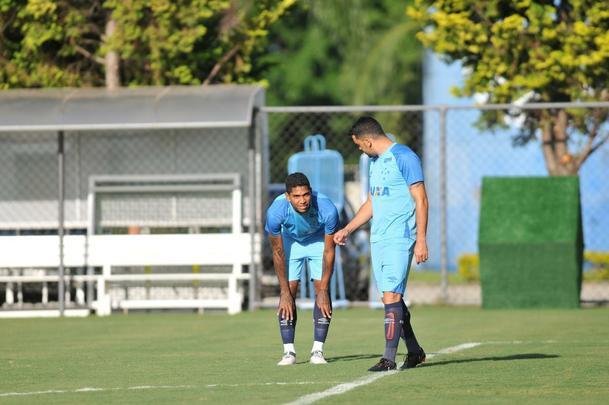 Jogadores do Cruzeiro durante treino desta sexta-feira na Toca da Raposa II