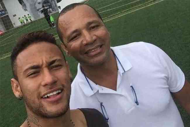 Foto de Neymar com o pai durante visita do jogador ao Brasil