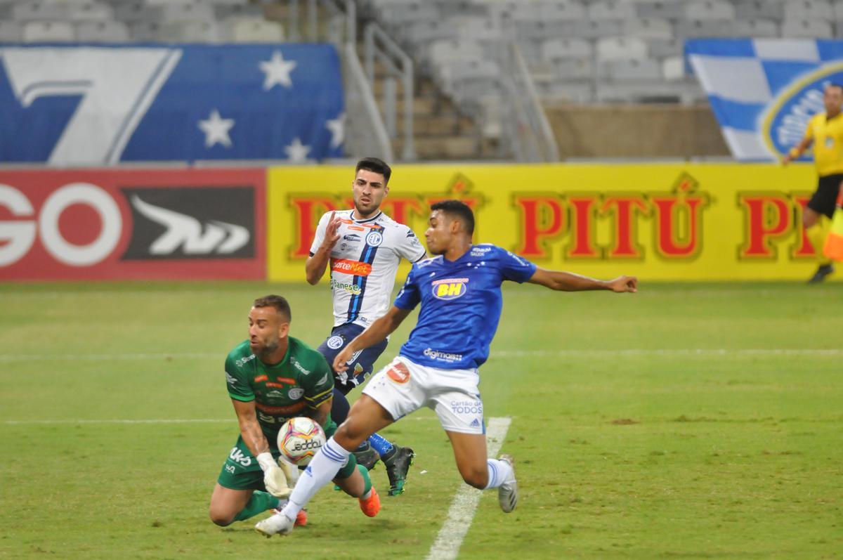 Fotos do jogo entre Cruzeiro e Confiana, no Mineiro, em Belo Horizonte, pela 24 rodada da Srie B do Campeonato Brasileiro