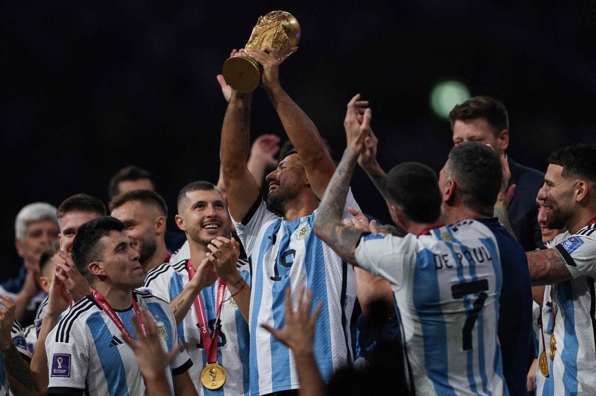 Messi ergue a taa de campeo da Copa do Mundo! Festa da Argentina no Estdio Icnico de Lusail, no Catar, com o tricampeonato mundial