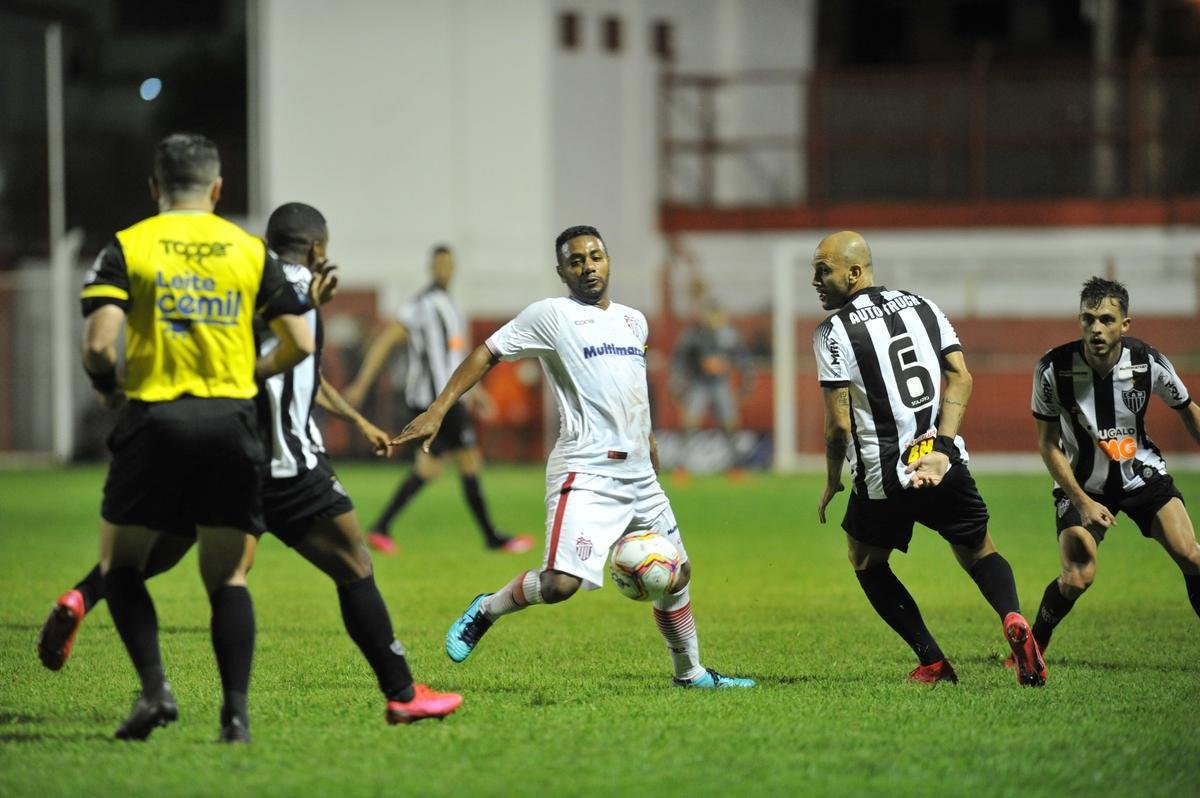 Villa Nova e Atltico se enfrentaram no Alapo do Bonfim, em Nova Lima, pelo Campeonato Mineiro