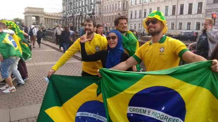 Torcedores brasileiros tomaram centro de So Petersburgo para comemorar vitria na Copa