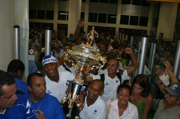O primeiro passo do Cruzeiro em 2003 para alcanar a histrica Trplice Coroa foi dado em 16 de maro, com a conquista do Campeonato Mineiro de pontos corridos. A taa foi erguida de forma antecipada com a vitria por 4 a 0 sobre a URT, no estdio Zama Maciel, em Patos de Minas, pela 11 rodada. Deivid, Aristizbal, Alex e Maurinho marcaram os gols do triunfo. Em seguida, o elenco deu a volta olmpica, ergueu a taa diante dos cruzeirenses e desfilou em carro aberto pela cidade do interior de Minas. No retorno a BH, naquele mesmo dia, o grupo foi recebido com festa pela torcida no Aeroporto da Pampulha. O Cruzeiro foi campeo estadual invicto. O ltimo jogo foi contra o Tupi, no Mineiro.