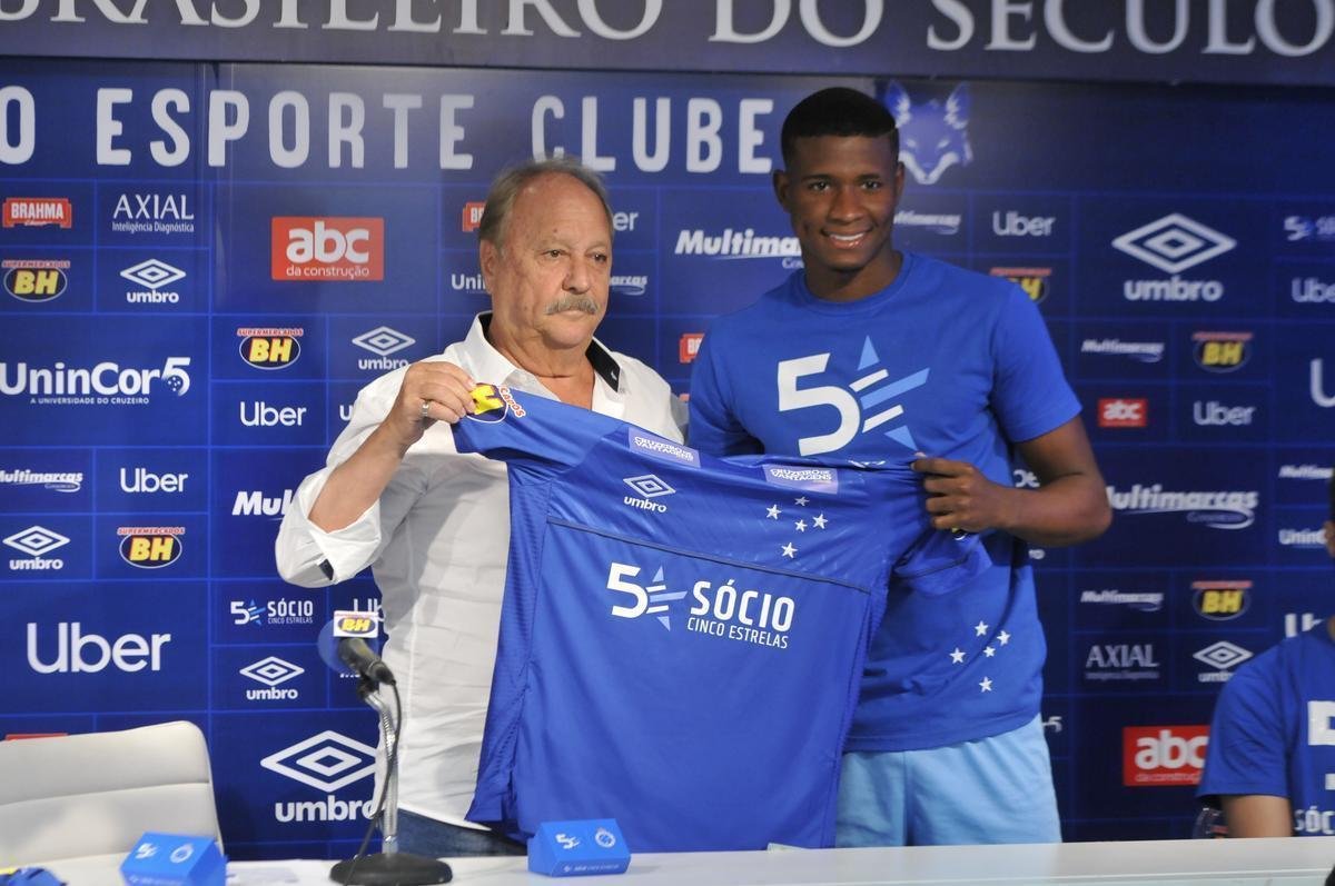 Cruzeiro apresentou o volante Jadson e o lateral-direito Luis Orejuela, primeiros reforos para a temporada
