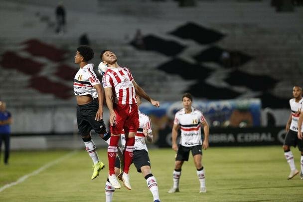 Equipes se enfrentaram no estdio do Arruda pela nona rodada da Srie C.