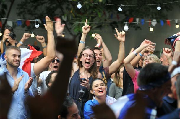 Franceses foram  loucura, em BH, com bicampeonato mundial da seleo na Rssia
