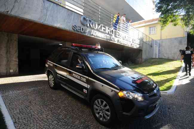 Polcia Civil em frente  sede do Cruzeiro em 09/07/2019