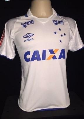 Segundo uniforme tem a manga em tecido cintilante