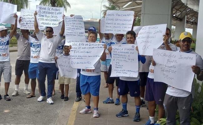 Funcion�rios do CSA estenderam cartazes de apoio aos jogadores