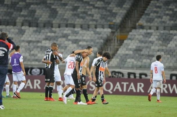 Festa dos jogadores do Nacional e decepo dos atleticanos no Mineiro