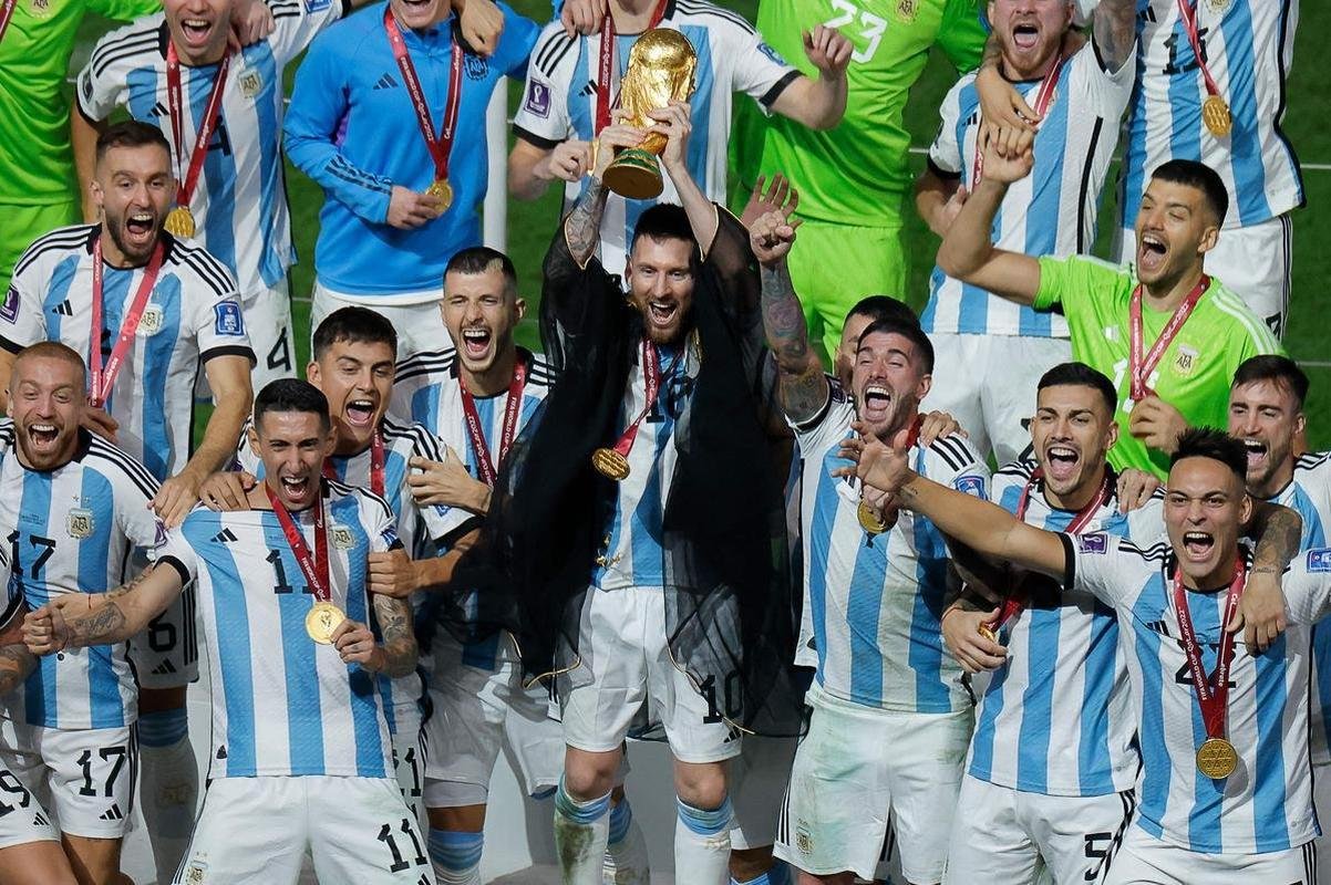 Messi ergue a taa de campeo da Copa do Mundo! Festa da Argentina no Estdio Icnico de Lusail, no Catar, com o tricampeonato mundial