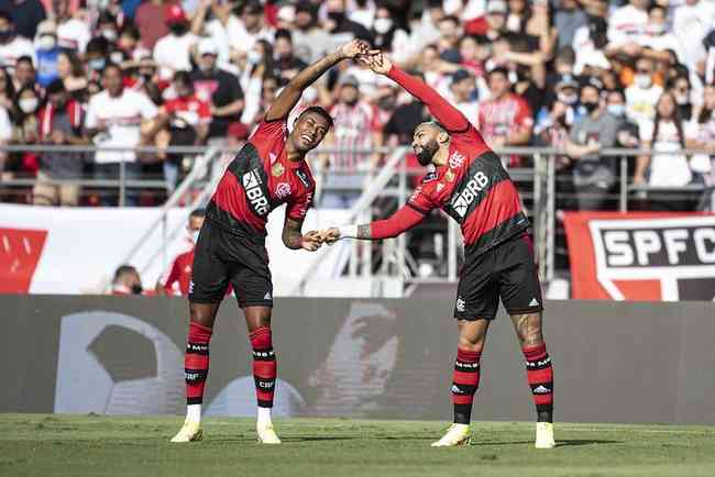 Gabriel Barbosa (direita) e Bruno Henrique (esquerda) marcaram os primeiros gols do Flamengo