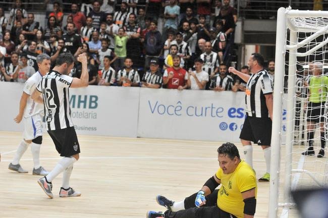 Jogo festivo e solid�rio reuniu craques do futsal mineiro em BH
