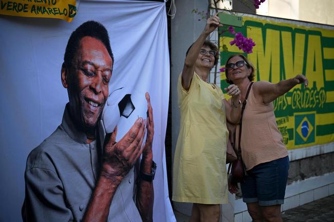 Os últimos momentos do velório de Pelé, na Vila Belmiro, estádio do Santos.