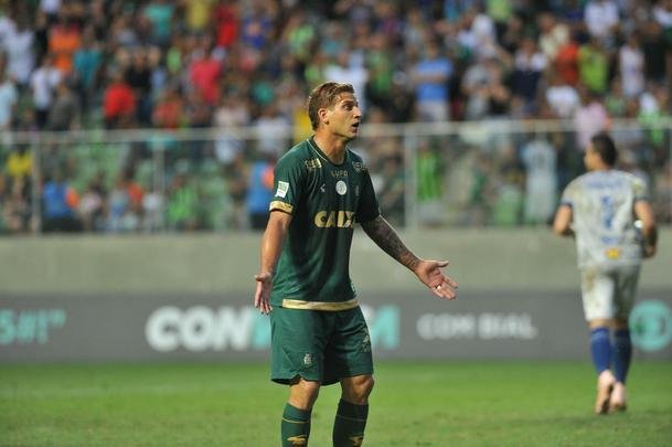 Aos 35 minutos do segundo tempo, Ded derrubou Matheusinho na rea. Os americanos reclamaram pnalti no lance, mas o rbitro Heber Roberto Lopes no marcou. O Cruzeiro venceu o clssico contra o Amrica por 2 a 1, neste domingo, no Independncia. 