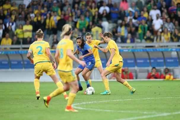 Imagens emocionantes das cobranas de pnaltis no Mineiro e da classificao do Brasil s semifinais do torneio feminino de futebol dos Jogos Olmpicos. Goleira Brbara pegou pnalti e deu vitria  Seleo por 7 a 6 sobre a Austrlia. Com 52 mil pagantes, estdio foi  loucura.