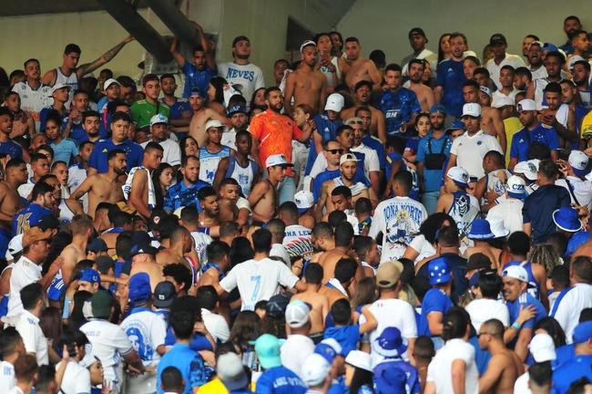 Fotos da torcida do Cruzeiro antes e durante a partida contra o Cricima, neste domingo (4), no Mineiro, pela 28 rodada da Srie B