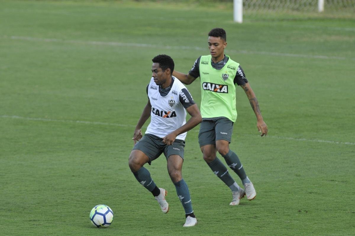 Levir Culpi foi apresentado pela diretoria na Cidade do Galo, enquanto os jogadores treinavam
