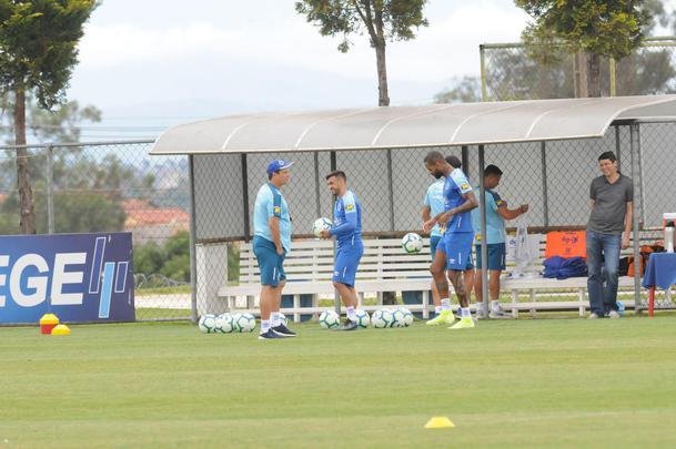 Adilson Batista em ao em seu primeiro treino  frente do Cruzeiro