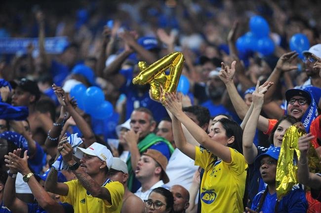 Festa da torcida do Cruzeiro no Mineiro diante do Vasco pela Srie B