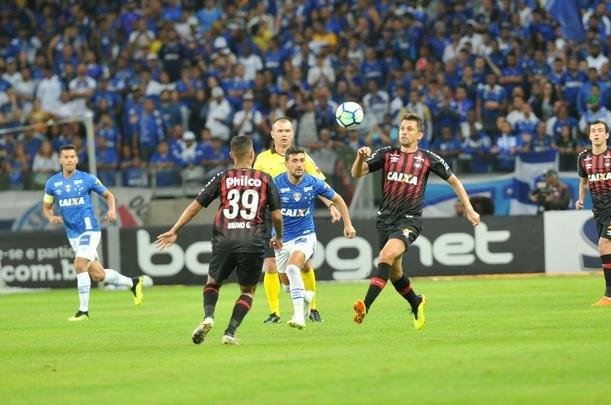 Lances do primeiro tempo da partida entre Cruzeiro e Atltico-PR, no Mineiro, pelas oitavas de final da Copa do Brasil