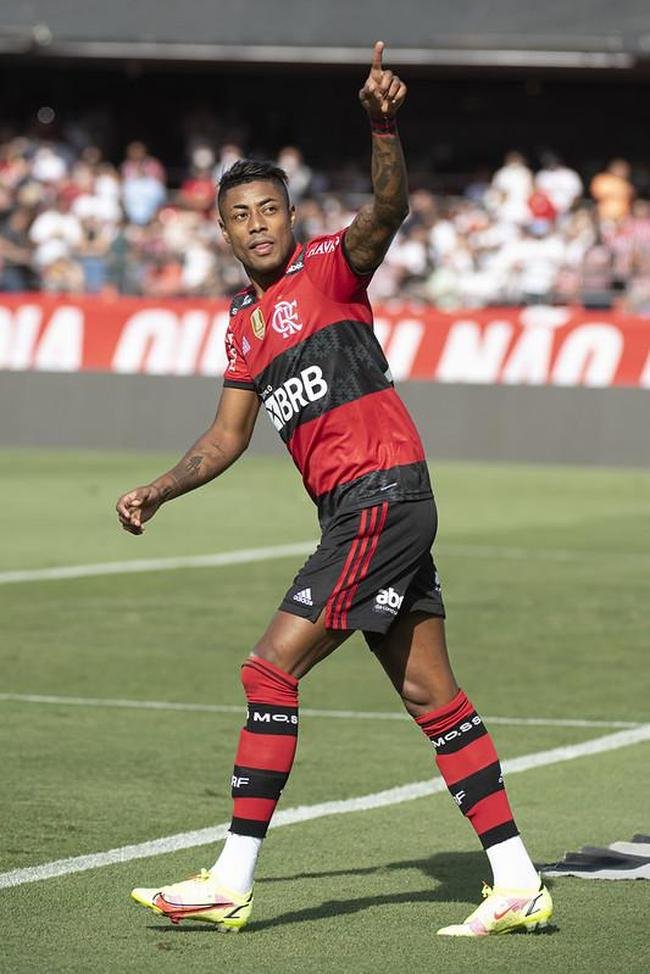 Flamengo massacrou So Paulo em pleno Morumbi e mantm sonho de conquistar o Campeonato Brasileiro, apesar de grande vantagem do Atltico