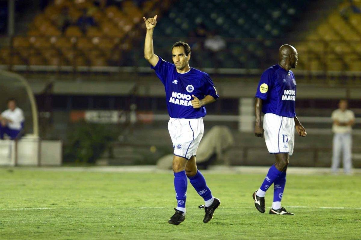 Uma outra camisa principal de 2001, usada principalmente no segundo semestre, manteve a linhagem padrão, com azul predominante, mas gola redonda e não mais em V. Essa linhagem da Topper se manteve até metade de 2002, também com a troca da Grand Prix pela indústria de condutores elétricos Lousano naquele ano.