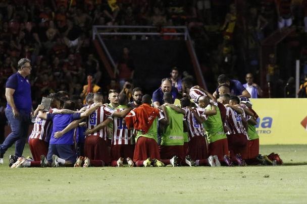 REI DOS VICES - nico hexacampeo, o Nutico soma ao todo 22 conquistas do Campeonato Pernambucano, sendo tambm o terceiro no ranking de pontos (4.349). No entanto, no foram poucas as vezes em que o Timbu teve a chance de aumentar o nmero de trofus. Ao todo, o clube coleciona 31 vices campeonatos, sendo o clube que ficou mais vezes em segundo lugar. Uma a mais que o Santa Cruz. O Sport soma 23 segundos lugares.
