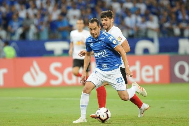 Fotos do jogos entre Cruzeiro e Deportivo Lara no Mineiro