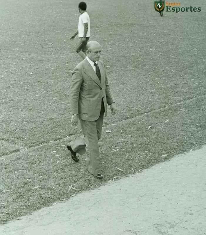 Apresentao do tcnico Zez Moreira, em 1975; no ano seguinte, o clube seria campeo da Copa Libertadores sob o comando dele