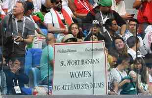 Cartazes contra a proibio da entrada de mulheres em estdios no Ir foram expostos na Arena Ecaterimbugo