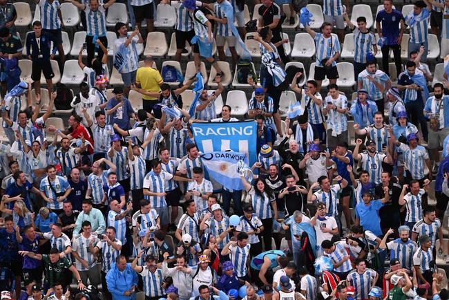 Fotos das torcidas durante o jogo entre Holanda e Argentina, pelas quartas de final da Copa do Mundo do Catar