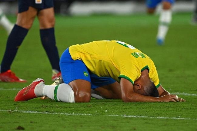 Fotos da festa dos jogadores brasileiros com a conquista da medalha de ouro em Tquio no futebol. Seleo  bicampe olmpica e de forma consecutiva