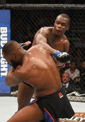 Jon Jones volta ao octógono do UFC e conquista cinturão interino