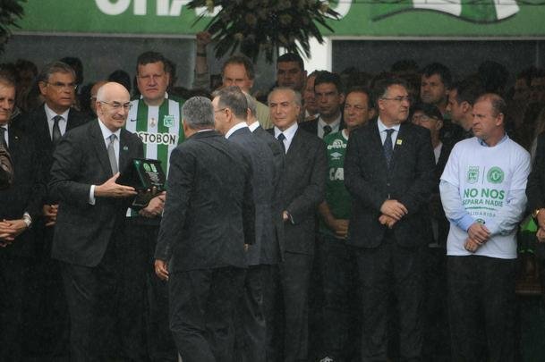 Prefeito de Chapec, Luciano Buligon, vestiu camisa do Atltico Nacional de Medelln em homenagem ao povo colombiano