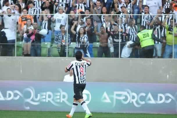 Ainda no primeiro tempo, o Atltico virou, com gols de Cazares, de falta, e Fred: 2 a 1