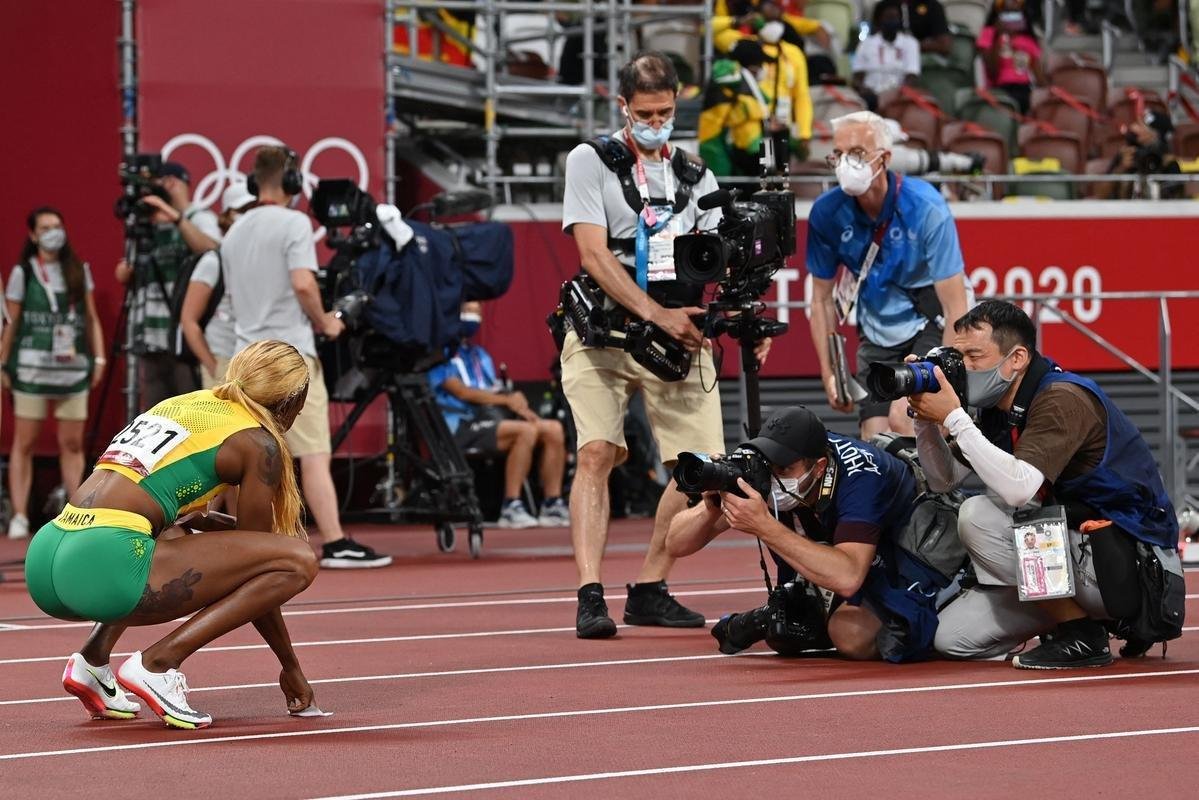 Fotos espetaculares da vitria da jamaicana Elaine Thompson-Herah nos 100m rasos dos Jogos Olmpicos de Tquio com o tempo de 10s61. A velocista quebrou o recorde olmpico e comandou o pdio jamaicano ao lado de Ann Fraser-Pryce, prata, e Shericka Jackson, bronze.