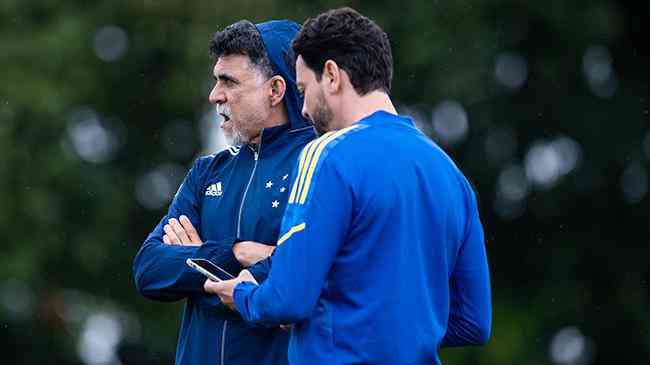 Ricardo Rocha (diretor-tcnico) e Antnio Almeida (analista de mercado) conversam durante treino do Cruzeiro na Toca da Raposa II