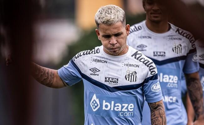 Soteldo durante treino do Santos no CT Rei Pel